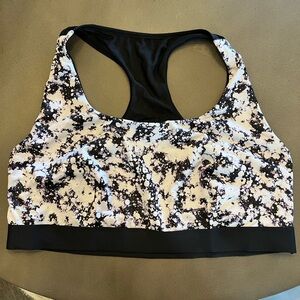 Wolf & Whistle Women’s Sports Bra Marble Black and White, size 16